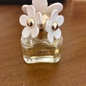 Marc Jacobs Daisy Mini Perfume Bottle - White Flower Cap with Gold Accents